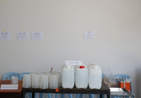 ภาพกิจกรรม คณะวิทยาศาสตร์และเทคโนโลยี ร่วมกับสำนักบริการวิชาการและจัดหารายได้ จัดอบรมเชิงปฏิบัติการ KPRU DIY แอลกอฮอล์เจลสู้ไวรัส COVID-19