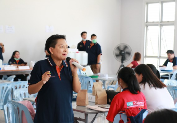 ภาพกิจกรรม คณะวิทยาศาสตร์และเทคโนโลยี ร่วมกับสำนักบริการวิชาการและจัดหารายได้ จัดอบรมเชิงปฏิบัติการ KPRU DIY แอลกอฮอล์เจลสู้ไวรัส COVID-19