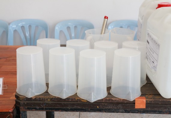 ภาพกิจกรรม คณะวิทยาศาสตร์และเทคโนโลยี ร่วมกับสำนักบริการวิชาการและจัดหารายได้ จัดอบรมเชิงปฏิบัติการ KPRU DIY แอลกอฮอล์เจลสู้ไวรัส COVID-19