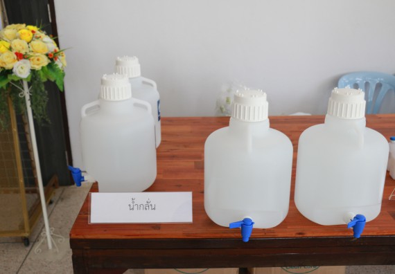 ภาพกิจกรรม คณะวิทยาศาสตร์และเทคโนโลยี ร่วมกับสำนักบริการวิชาการและจัดหารายได้ จัดอบรมเชิงปฏิบัติการ KPRU DIY แอลกอฮอล์เจลสู้ไวรัส COVID-19