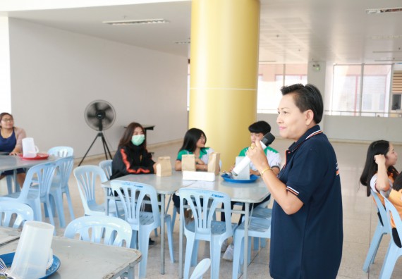 ภาพกิจกรรม คณะวิทยาศาสตร์และเทคโนโลยี ร่วมกับสำนักบริการวิชาการและจัดหารายได้ จัดอบรมเชิงปฏิบัติการ KPRU DIY แอลกอฮอล์เจลสู้ไวรัส COVID-19