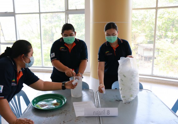 ภาพกิจกรรม คณะวิทยาศาสตร์และเทคโนโลยี ร่วมกับสำนักบริการวิชาการและจัดหารายได้ จัดอบรมเชิงปฏิบัติการ KPRU DIY แอลกอฮอล์เจลสู้ไวรัส COVID-19