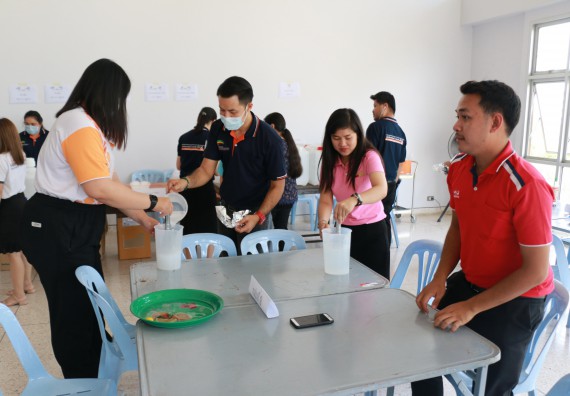 ภาพกิจกรรม คณะวิทยาศาสตร์และเทคโนโลยี ร่วมกับสำนักบริการวิชาการและจัดหารายได้ จัดอบรมเชิงปฏิบัติการ KPRU DIY แอลกอฮอล์เจลสู้ไวรัส COVID-19