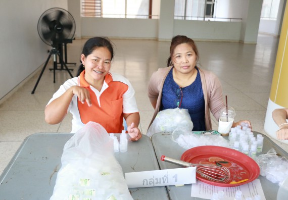 ภาพกิจกรรม คณะวิทยาศาสตร์และเทคโนโลยี ร่วมกับสำนักบริการวิชาการและจัดหารายได้ จัดอบรมเชิงปฏิบัติการ KPRU DIY แอลกอฮอล์เจลสู้ไวรัส COVID-19