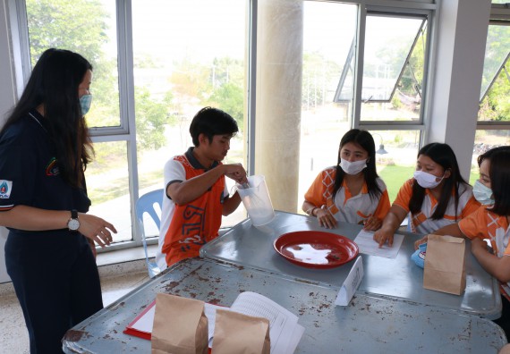 ภาพกิจกรรม คณะวิทยาศาสตร์และเทคโนโลยี ร่วมกับสำนักบริการวิชาการและจัดหารายได้ จัดอบรมเชิงปฏิบัติการ KPRU DIY แอลกอฮอล์เจลสู้ไวรัส COVID-19