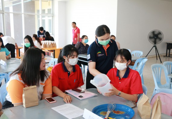 ภาพกิจกรรม คณะวิทยาศาสตร์และเทคโนโลยี ร่วมกับสำนักบริการวิชาการและจัดหารายได้ จัดอบรมเชิงปฏิบัติการ KPRU DIY แอลกอฮอล์เจลสู้ไวรัส COVID-19