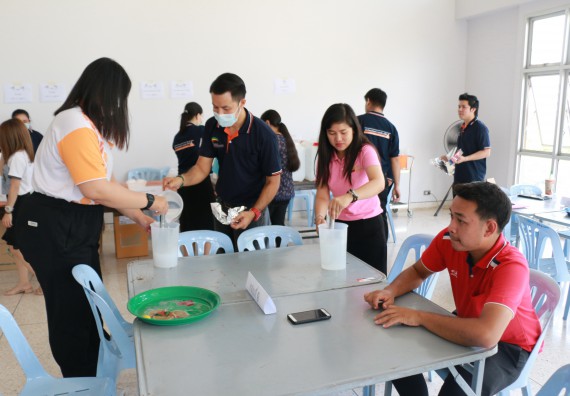 ภาพกิจกรรม คณะวิทยาศาสตร์และเทคโนโลยี ร่วมกับสำนักบริการวิชาการและจัดหารายได้ จัดอบรมเชิงปฏิบัติการ KPRU DIY แอลกอฮอล์เจลสู้ไวรัส COVID-19