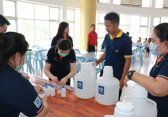ภาพกิจกรรม คณะวิทยาศาสตร์และเทคโนโลยี ร่วมกับสำนักบริการวิชาการและจัดหารายได้ จัดอบรมเชิงปฏิบัติการ KPRU DIY แอลกอฮอล์เจลสู้ไวรัส COVID-19