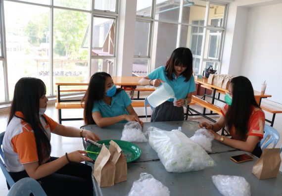 ภาพกิจกรรม คณะวิทยาศาสตร์และเทคโนโลยี ร่วมกับสำนักบริการวิชาการและจัดหารายได้ จัดอบรมเชิงปฏิบัติการ KPRU DIY แอลกอฮอล์เจลสู้ไวรัส COVID-19