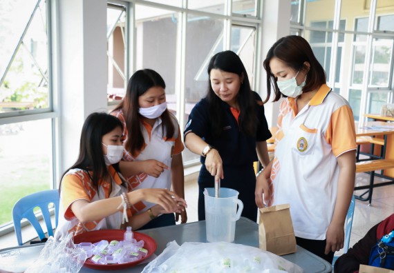 ภาพกิจกรรม คณะวิทยาศาสตร์และเทคโนโลยี ร่วมกับสำนักบริการวิชาการและจัดหารายได้ จัดอบรมเชิงปฏิบัติการ KPRU DIY แอลกอฮอล์เจลสู้ไวรัส COVID-19