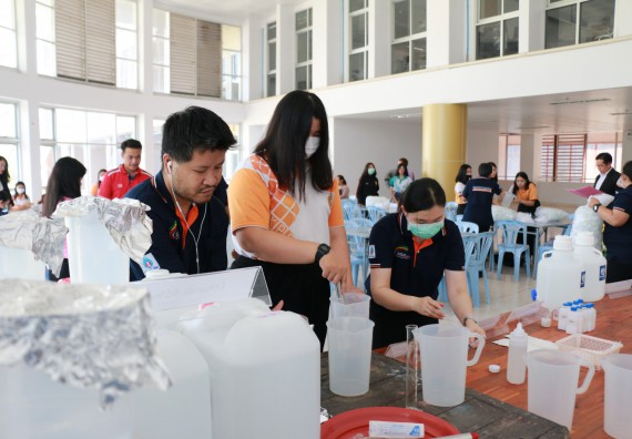 ภาพกิจกรรม คณะวิทยาศาสตร์และเทคโนโลยี ร่วมกับสำนักบริการวิชาการและจัดหารายได้ จัดอบรมเชิงปฏิบัติการ KPRU DIY แอลกอฮอล์เจลสู้ไวรัส COVID-19