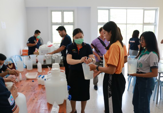 ภาพกิจกรรม คณะวิทยาศาสตร์และเทคโนโลยี ร่วมกับสำนักบริการวิชาการและจัดหารายได้ จัดอบรมเชิงปฏิบัติการ KPRU DIY แอลกอฮอล์เจลสู้ไวรัส COVID-19