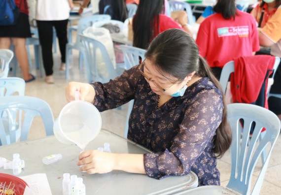 ภาพกิจกรรม คณะวิทยาศาสตร์และเทคโนโลยี ร่วมกับสำนักบริการวิชาการและจัดหารายได้ จัดอบรมเชิงปฏิบัติการ KPRU DIY แอลกอฮอล์เจลสู้ไวรัส COVID-19