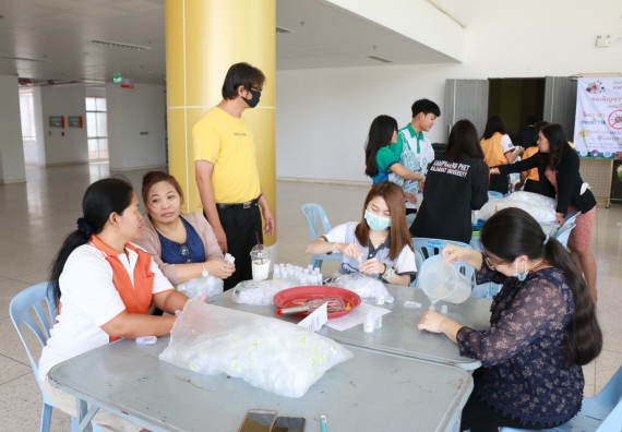 ภาพกิจกรรม คณะวิทยาศาสตร์และเทคโนโลยี ร่วมกับสำนักบริการวิชาการและจัดหารายได้ จัดอบรมเชิงปฏิบัติการ KPRU DIY แอลกอฮอล์เจลสู้ไวรัส COVID-19