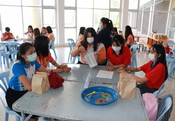 ภาพกิจกรรม คณะวิทยาศาสตร์และเทคโนโลยี ร่วมกับสำนักบริการวิชาการและจัดหารายได้ จัดอบรมเชิงปฏิบัติการ KPRU DIY แอลกอฮอล์เจลสู้ไวรัส COVID-19