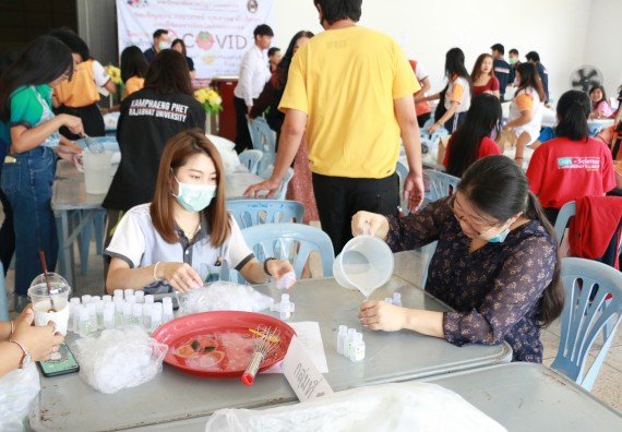 ภาพกิจกรรม คณะวิทยาศาสตร์และเทคโนโลยี ร่วมกับสำนักบริการวิชาการและจัดหารายได้ จัดอบรมเชิงปฏิบัติการ KPRU DIY แอลกอฮอล์เจลสู้ไวรัส COVID-19