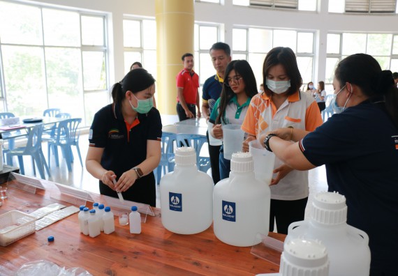 ภาพกิจกรรม คณะวิทยาศาสตร์และเทคโนโลยี ร่วมกับสำนักบริการวิชาการและจัดหารายได้ จัดอบรมเชิงปฏิบัติการ KPRU DIY แอลกอฮอล์เจลสู้ไวรัส COVID-19