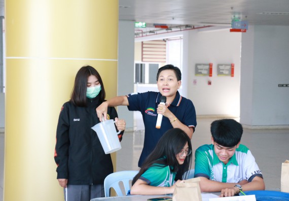 ภาพกิจกรรม คณะวิทยาศาสตร์และเทคโนโลยี ร่วมกับสำนักบริการวิชาการและจัดหารายได้ จัดอบรมเชิงปฏิบัติการ KPRU DIY แอลกอฮอล์เจลสู้ไวรัส COVID-19