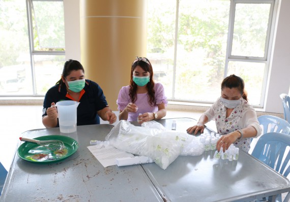 ภาพกิจกรรม คณะวิทยาศาสตร์และเทคโนโลยี ร่วมกับสำนักบริการวิชาการและจัดหารายได้ จัดอบรมเชิงปฏิบัติการ KPRU DIY แอลกอฮอล์เจลสู้ไวรัส COVID-19