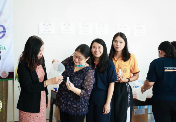 ภาพกิจกรรม คณะวิทยาศาสตร์และเทคโนโลยี ร่วมกับสำนักบริการวิชาการและจัดหารายได้ จัดอบรมเชิงปฏิบัติการ KPRU DIY แอลกอฮอล์เจลสู้ไวรัส COVID-19