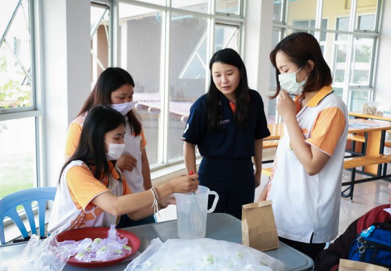 ภาพกิจกรรม คณะวิทยาศาสตร์และเทคโนโลยี ร่วมกับสำนักบริการวิชาการและจัดหารายได้ จัดอบรมเชิงปฏิบัติการ KPRU DIY แอลกอฮอล์เจลสู้ไวรัส COVID-19