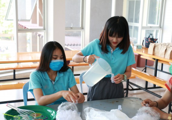 ภาพกิจกรรม คณะวิทยาศาสตร์และเทคโนโลยี ร่วมกับสำนักบริการวิชาการและจัดหารายได้ จัดอบรมเชิงปฏิบัติการ KPRU DIY แอลกอฮอล์เจลสู้ไวรัส COVID-19