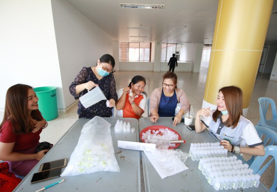 ภาพกิจกรรม คณะวิทยาศาสตร์และเทคโนโลยี ร่วมกับสำนักบริการวิชาการและจัดหารายได้ จัดอบรมเชิงปฏิบัติการ KPRU DIY แอลกอฮอล์เจลสู้ไวรัส COVID-19