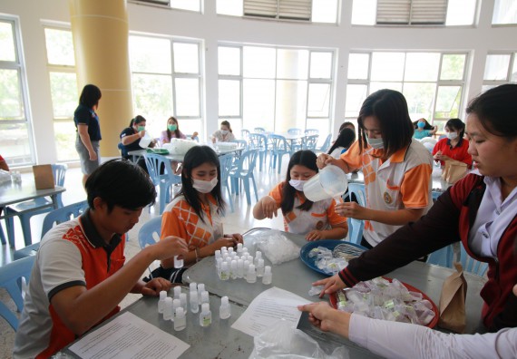 ภาพกิจกรรม คณะวิทยาศาสตร์และเทคโนโลยี ร่วมกับสำนักบริการวิชาการและจัดหารายได้ จัดอบรมเชิงปฏิบัติการ KPRU DIY แอลกอฮอล์เจลสู้ไวรัส COVID-19