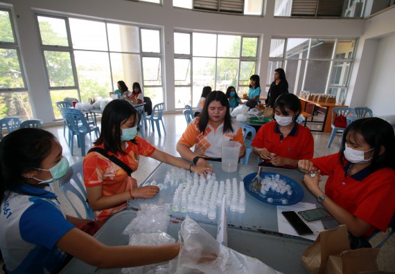 ภาพกิจกรรม คณะวิทยาศาสตร์และเทคโนโลยี ร่วมกับสำนักบริการวิชาการและจัดหารายได้ จัดอบรมเชิงปฏิบัติการ KPRU DIY แอลกอฮอล์เจลสู้ไวรัส COVID-19