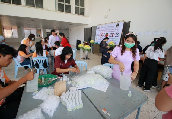 ภาพกิจกรรม คณะวิทยาศาสตร์และเทคโนโลยี ร่วมกับสำนักบริการวิชาการและจัดหารายได้ จัดอบรมเชิงปฏิบัติการ KPRU DIY แอลกอฮอล์เจลสู้ไวรัส COVID-19
