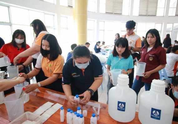 ภาพกิจกรรม คณะวิทยาศาสตร์และเทคโนโลยี ร่วมกับสำนักบริการวิชาการและจัดหารายได้ จัดอบรมเชิงปฏิบัติการ KPRU DIY แอลกอฮอล์เจลสู้ไวรัส COVID-19
