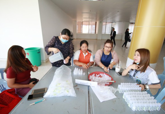 ภาพกิจกรรม คณะวิทยาศาสตร์และเทคโนโลยี ร่วมกับสำนักบริการวิชาการและจัดหารายได้ จัดอบรมเชิงปฏิบัติการ KPRU DIY แอลกอฮอล์เจลสู้ไวรัส COVID-19