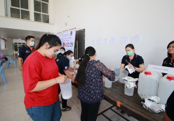 ภาพกิจกรรม คณะวิทยาศาสตร์และเทคโนโลยี ร่วมกับสำนักบริการวิชาการและจัดหารายได้ จัดอบรมเชิงปฏิบัติการ KPRU DIY แอลกอฮอล์เจลสู้ไวรัส COVID-19