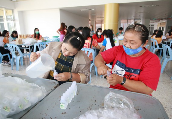 ภาพกิจกรรม คณะวิทยาศาสตร์และเทคโนโลยี ร่วมกับสำนักบริการวิชาการและจัดหารายได้ จัดอบรมเชิงปฏิบัติการ KPRU DIY แอลกอฮอล์เจลสู้ไวรัส COVID-19