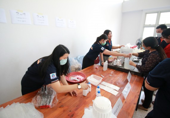 ภาพกิจกรรม คณะวิทยาศาสตร์และเทคโนโลยี ร่วมกับสำนักบริการวิชาการและจัดหารายได้ จัดอบรมเชิงปฏิบัติการ KPRU DIY แอลกอฮอล์เจลสู้ไวรัส COVID-19