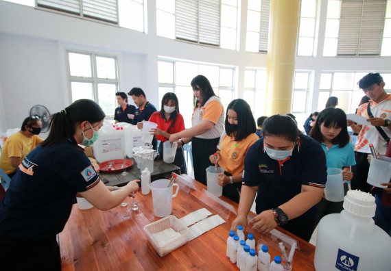ภาพกิจกรรม คณะวิทยาศาสตร์และเทคโนโลยี ร่วมกับสำนักบริการวิชาการและจัดหารายได้ จัดอบรมเชิงปฏิบัติการ KPRU DIY แอลกอฮอล์เจลสู้ไวรัส COVID-19