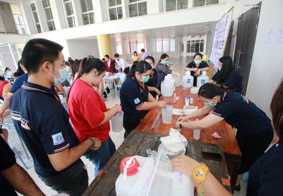 ภาพกิจกรรม คณะวิทยาศาสตร์และเทคโนโลยี ร่วมกับสำนักบริการวิชาการและจัดหารายได้ จัดอบรมเชิงปฏิบัติการ KPRU DIY แอลกอฮอล์เจลสู้ไวรัส COVID-19