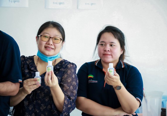 ภาพกิจกรรม คณะวิทยาศาสตร์และเทคโนโลยี ร่วมกับสำนักบริการวิชาการและจัดหารายได้ จัดอบรมเชิงปฏิบัติการ KPRU DIY แอลกอฮอล์เจลสู้ไวรัส COVID-19