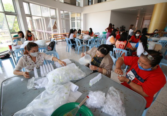 ภาพกิจกรรม คณะวิทยาศาสตร์และเทคโนโลยี ร่วมกับสำนักบริการวิชาการและจัดหารายได้ จัดอบรมเชิงปฏิบัติการ KPRU DIY แอลกอฮอล์เจลสู้ไวรัส COVID-19