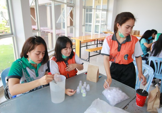 ภาพกิจกรรม คณะวิทยาศาสตร์และเทคโนโลยี ร่วมกับสำนักบริการวิชาการและจัดหารายได้ จัดอบรมเชิงปฏิบัติการ KPRU DIY แอลกอฮอล์เจลสู้ไวรัส COVID-19