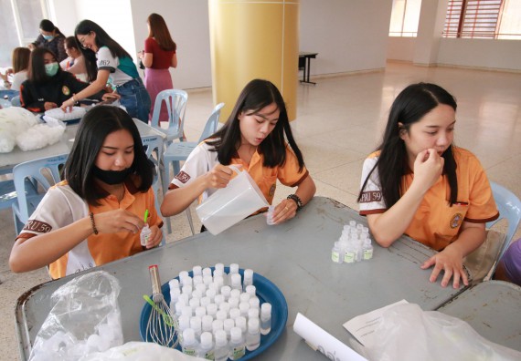 ภาพกิจกรรม คณะวิทยาศาสตร์และเทคโนโลยี ร่วมกับสำนักบริการวิชาการและจัดหารายได้ จัดอบรมเชิงปฏิบัติการ KPRU DIY แอลกอฮอล์เจลสู้ไวรัส COVID-19