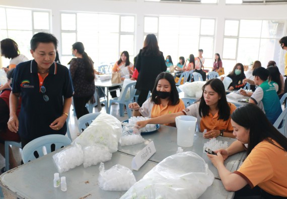 ภาพกิจกรรม คณะวิทยาศาสตร์และเทคโนโลยี ร่วมกับสำนักบริการวิชาการและจัดหารายได้ จัดอบรมเชิงปฏิบัติการ KPRU DIY แอลกอฮอล์เจลสู้ไวรัส COVID-19