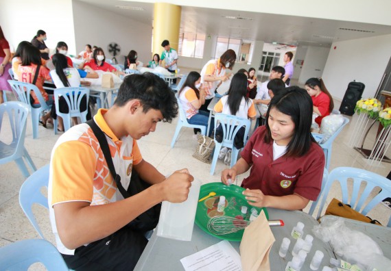 ภาพกิจกรรม คณะวิทยาศาสตร์และเทคโนโลยี ร่วมกับสำนักบริการวิชาการและจัดหารายได้ จัดอบรมเชิงปฏิบัติการ KPRU DIY แอลกอฮอล์เจลสู้ไวรัส COVID-19
