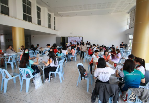 ภาพกิจกรรม คณะวิทยาศาสตร์และเทคโนโลยี ร่วมกับสำนักบริการวิชาการและจัดหารายได้ จัดอบรมเชิงปฏิบัติการ KPRU DIY แอลกอฮอล์เจลสู้ไวรัส COVID-19