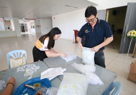 ภาพกิจกรรม คณะวิทยาศาสตร์และเทคโนโลยี ร่วมกับสำนักบริการวิชาการและจัดหารายได้ จัดอบรมเชิงปฏิบัติการ KPRU DIY แอลกอฮอล์เจลสู้ไวรัส COVID-19