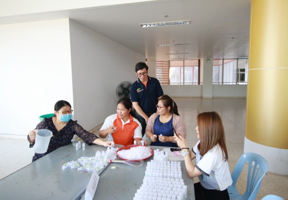 ภาพกิจกรรม คณะวิทยาศาสตร์และเทคโนโลยี ร่วมกับสำนักบริการวิชาการและจัดหารายได้ จัดอบรมเชิงปฏิบัติการ KPRU DIY แอลกอฮอล์เจลสู้ไวรัส COVID-19