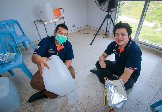 ภาพกิจกรรม คณะวิทยาศาสตร์และเทคโนโลยี ร่วมกับสำนักบริการวิชาการและจัดหารายได้ จัดอบรมเชิงปฏิบัติการ KPRU DIY แอลกอฮอล์เจลสู้ไวรัส COVID-19