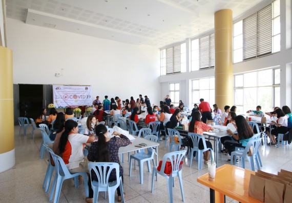 ภาพกิจกรรม คณะวิทยาศาสตร์และเทคโนโลยี ร่วมกับสำนักบริการวิชาการและจัดหารายได้ จัดอบรมเชิงปฏิบัติการ KPRU DIY แอลกอฮอล์เจลสู้ไวรัส COVID-19