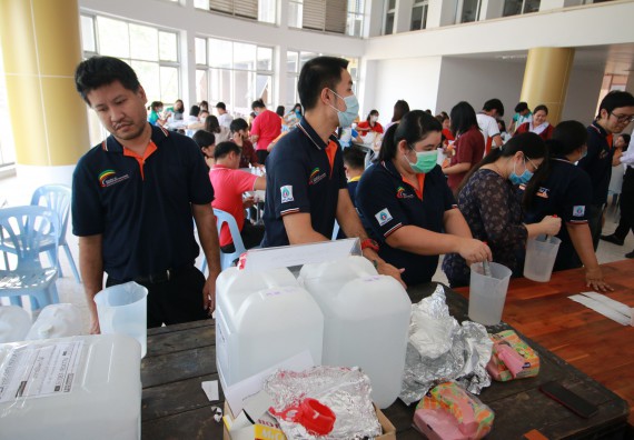 ภาพกิจกรรม คณะวิทยาศาสตร์และเทคโนโลยี ร่วมกับสำนักบริการวิชาการและจัดหารายได้ จัดอบรมเชิงปฏิบัติการ KPRU DIY แอลกอฮอล์เจลสู้ไวรัส COVID-19