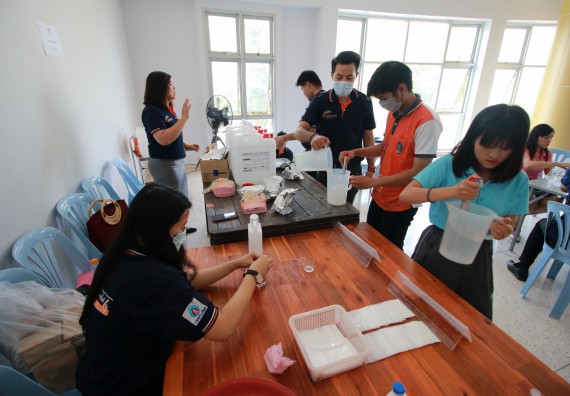 ภาพกิจกรรม คณะวิทยาศาสตร์และเทคโนโลยี ร่วมกับสำนักบริการวิชาการและจัดหารายได้ จัดอบรมเชิงปฏิบัติการ KPRU DIY แอลกอฮอล์เจลสู้ไวรัส COVID-19